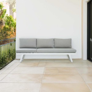 Set mobili da giardino t.b.t.: Divano bianco con cuscini grigi su sfondo bianco.