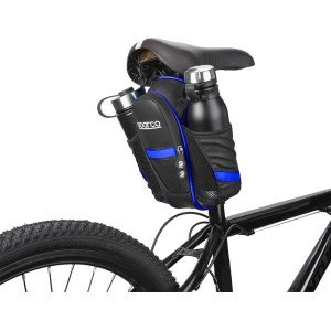 Borsa da bici nera t.b.t. sul sellino con due borracce.