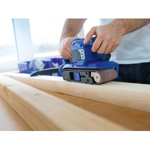 Levigatrice a nastro LUX con nastro abrasivo K40 in azione su legno. Accessorio per levigatrici a nastro.