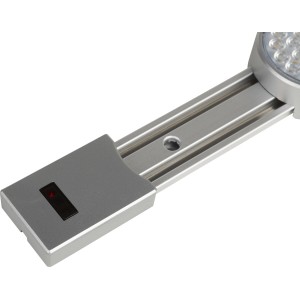 Dettaglio di una luce sottopensile a LED con sensore in alluminio argentato per cucine.