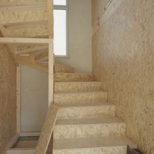 Installazione con pannelli Kronospan OSB-3 a maschio e femmina per pareti, soffitti e pavimenti.
