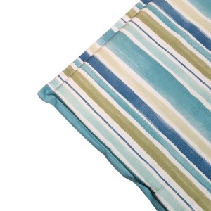 Cuscino da esterno a righe nei toni del blu, verde e bianco.