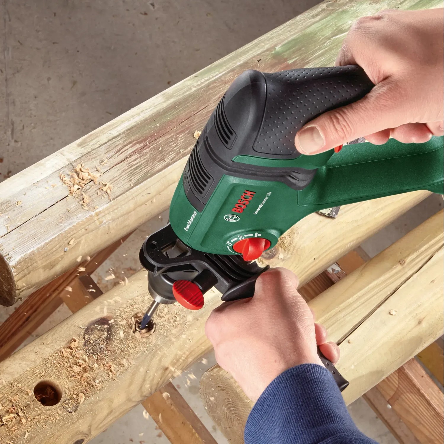 Trapano a percussione a batteria Bosch UniversalHammer 18V che fora il legno.