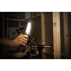 Lampada da lavoro Energizer Hardcase in mano, illuminata. Torcia con magnete per officina e cantiere.