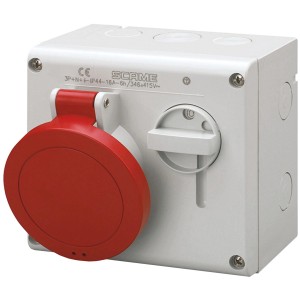 Presa a muro CEE, rossa, per la distribuzione di energia elettrica in interni ed esterni.