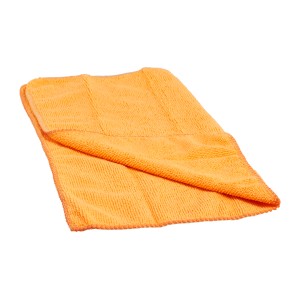 Panno in microfibra arancione per la cura dell'auto, piegato.