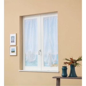 Finestra con tenda in tessuto t.b.t. bianca e trasparente, arricciata.