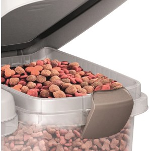 Primo piano: Contenitore per alimenti per cani t.b.t. aperto con cibo.