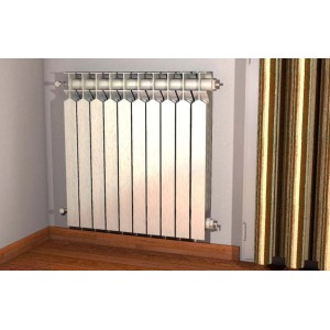 Radiatore argentato con elementi multipli montato a parete.