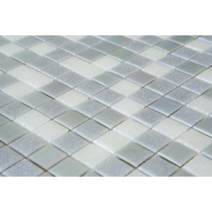 Primo piano: t.b.t. piastrelle a mosaico nei toni del bianco e del grigio, motivo a rombi.