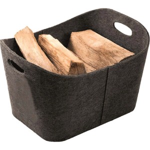 Cesto in feltro grigio t.b.t. per legna da ardere, riempito con ceppi.
