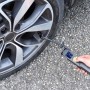 Manometro digitale per pneumatici su valvola pneumatico per manutenzione auto.