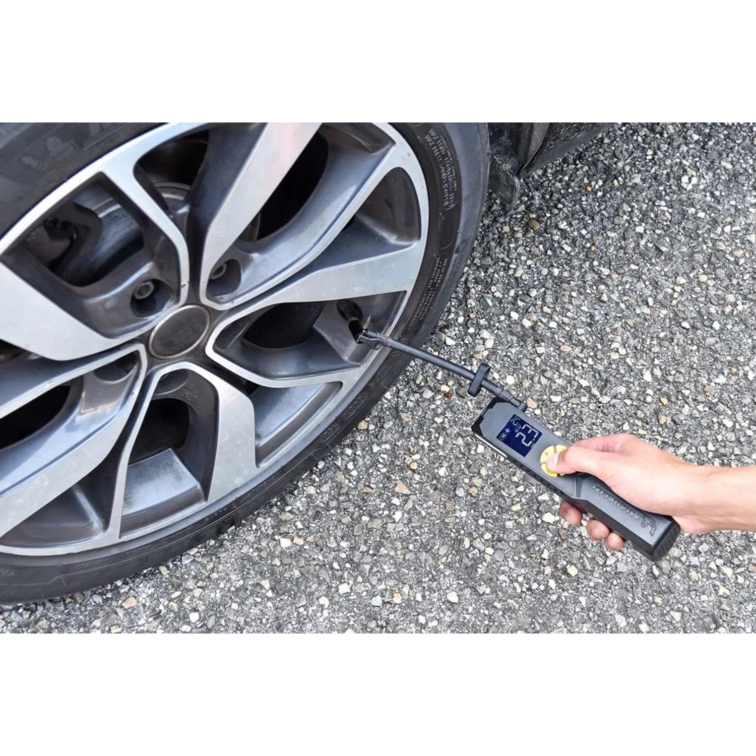 Manometro digitale per pneumatici su valvola pneumatico per manutenzione auto.
