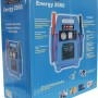 Confezione di un avviatore di emergenza Awelco Energy 2000 per la riparazione auto.