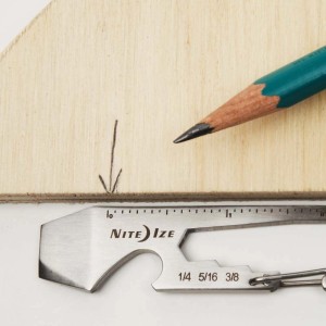 Multitool a moschettone Nite Ize per misurare e segnare il legno con la matita.
