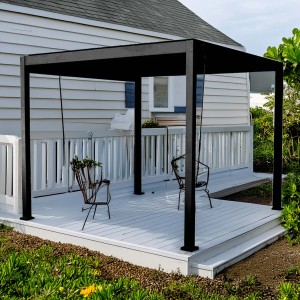 Gazebo t.b.t. nero su un patio di fronte a una casa.