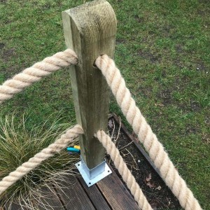 Palo di legno con barriera di corda, parte della categoria Funis e cordicelle varie.