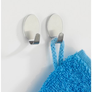 Set di 4 ganci Wenko Zwerg, ganci a muro in acciaio inox opaco per bagno e casa, uno con asciugamano blu.