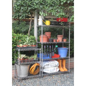 Scaffale metallico con accessori da giardinaggio come vasi, annaffiatoio e attrezzi.