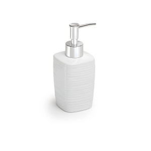 Dispenser sapone bianco con scanalature e pompa cromata.