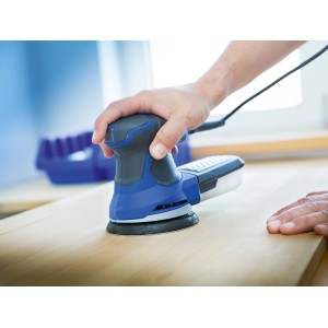 Levigatrice rotorbitale LUX con platorello abrasivo K80 in uso su superficie in legno.