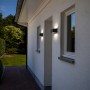Lampada da parete per esterni a LED Lutec Gemini antracite su una parete di casa.