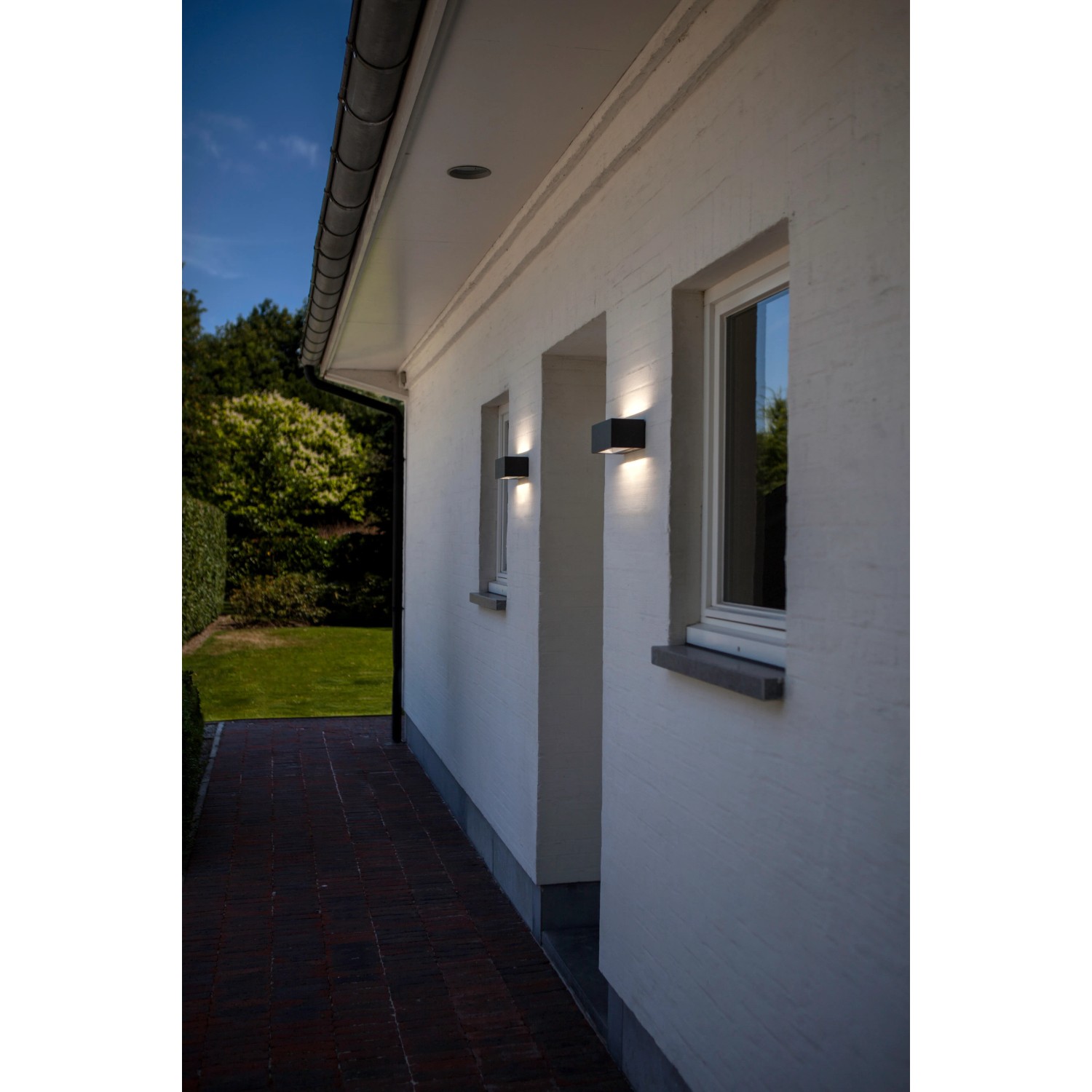 Lampada da parete per esterni a LED Lutec Gemini antracite su una parete di casa.