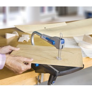 Lama per sega Dremel Moto-Saw MS50 per tagli laterali nel legno, applicazione con utensile in miniatura.