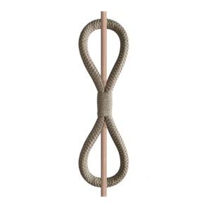 Tende in tessuto: Dettaglio del sistema di sospensione con corda e bastone di legno.