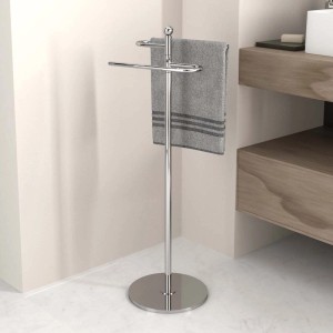 Portasciugamani a piantana cromato con asciugamano in bagno.