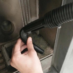 Accessorio aspirapolvere nero t.b.t. per aspiracenere in uso.