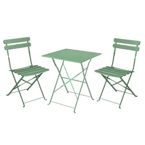 Set di mobili da giardino verde: tavolo pieghevole e due sedie in metallo.