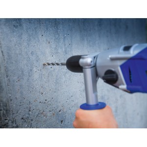 Punta per cemento LUX Comfort (Ø 8 mm) che fora un muro di cemento. Punta in acciaio con codolo tondo.