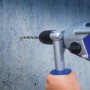Punta per cemento LUX Comfort (Ø 8 mm) che fora un muro di cemento. Punta in acciaio con codolo tondo.