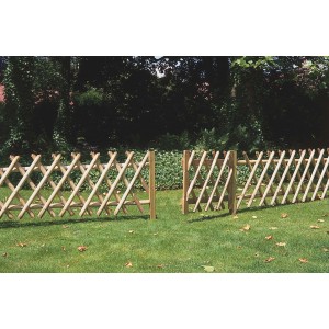 Recinzione da giardino in legno con cancello, listelli diagonali per un design naturale del giardino.
