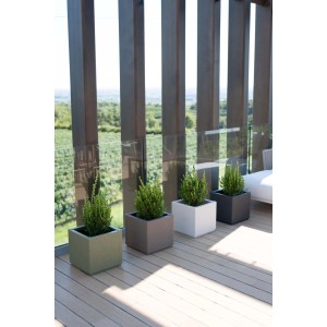 Fioriere da esterno t.b.t. multicolore con piante su una terrazza.