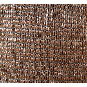 Dettaglio di una rete ombreggiante marrone. Arelle per giardino e balcone da OBI.