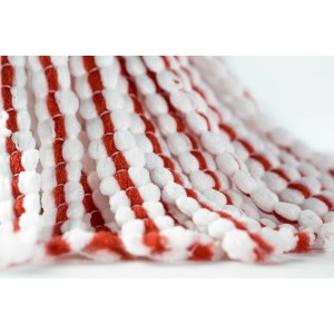 Dettaglio di una testa di mop t.b.t. rossa e bianca per attrezzi di pulizia.