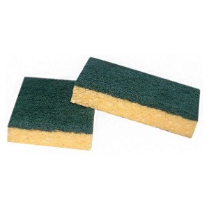 Due spugne verdi e gialle, ideali per la pulizia in cucina e in casa.