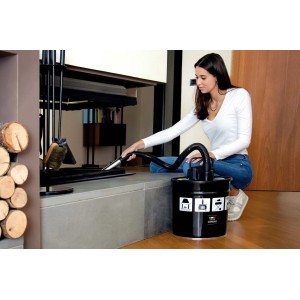 Donna che utilizza l'aspiracenere t.b.t. per pulire un camino.