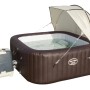 Tettuccio parasole Bestway LAY-Z-SPA su vasca idromassaggio marrone con pompa per protezione UV e ombra.
