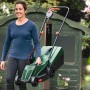 Donna trasporta tosaerba elettrico Bosch Easy Rotak 32-215 verde in giardino. Leggero e maneggevole.
