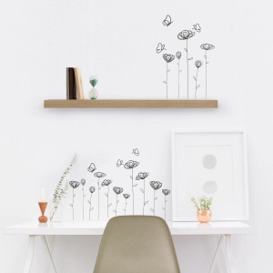 Decorazione murale con fiori e farfalle, adesivi da parete t.b.t. in soggiorno.