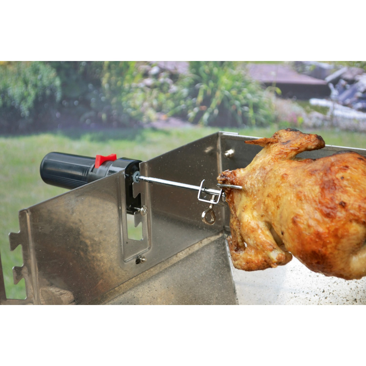 Motore a batteria OBI 1,5 V su grill con pollo allo spiedo.