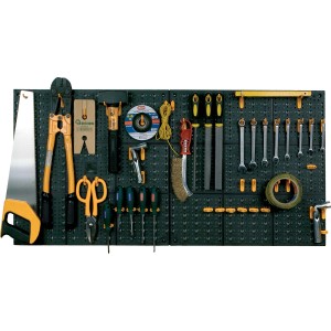 Pannello forato con diversi utensili appesi.