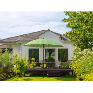Grande ombrellone da mercato Limon verde limone (Ø 270 cm) con manovella su un patio.