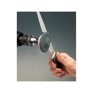 Affilacoltelli e forbici LUX in uso su un trapano per affilare un coltello.