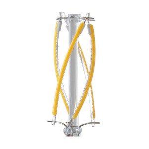 Dettaglio di una lampadina LED E14 con filamenti gialli.