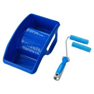 Rullo per pittura blu con vaschetta.