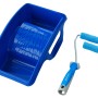 Rullo per pittura blu con vaschetta.